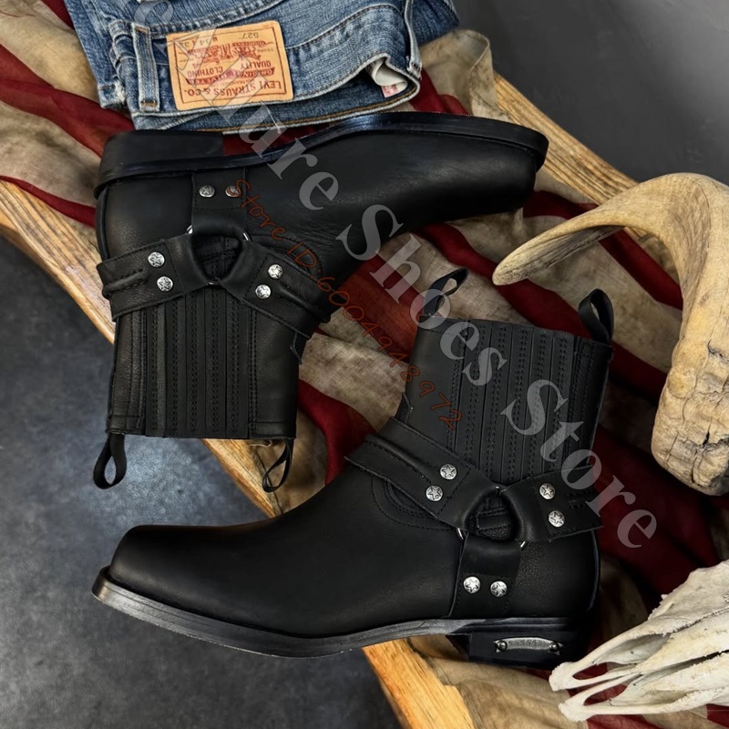 Leather Classic Strap - レトロなバイカー風、カウボーイスタイルのメンズアンクルブーツ。黒色の滑らかなレザー素材、スクエアトゥ、ハーネスベルト、シルバーのリベットがあしらわれたローヒールのウェスタンブーツ。